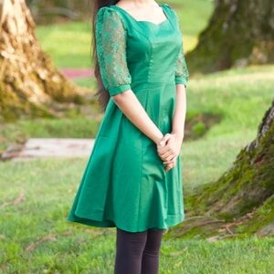 Elegant Green Lace Sleeve Dress